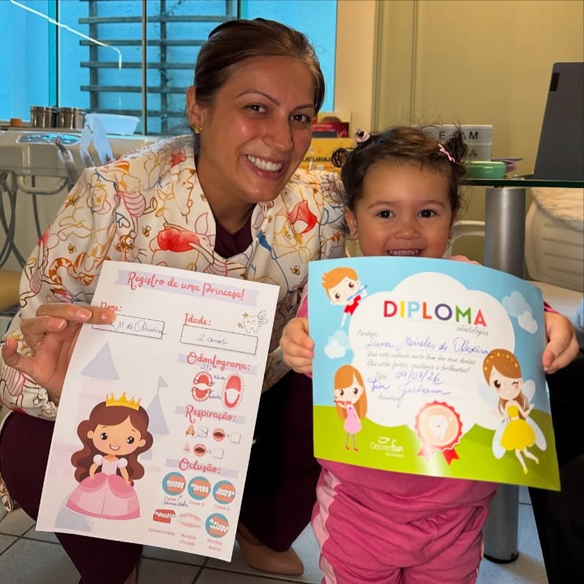 Dra. Juliana celebrando o cuidado odontológico com uma paciente infantil